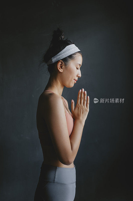 幸福和自我照顾:一个年轻的亚洲女人在家里做瑜伽/冥想